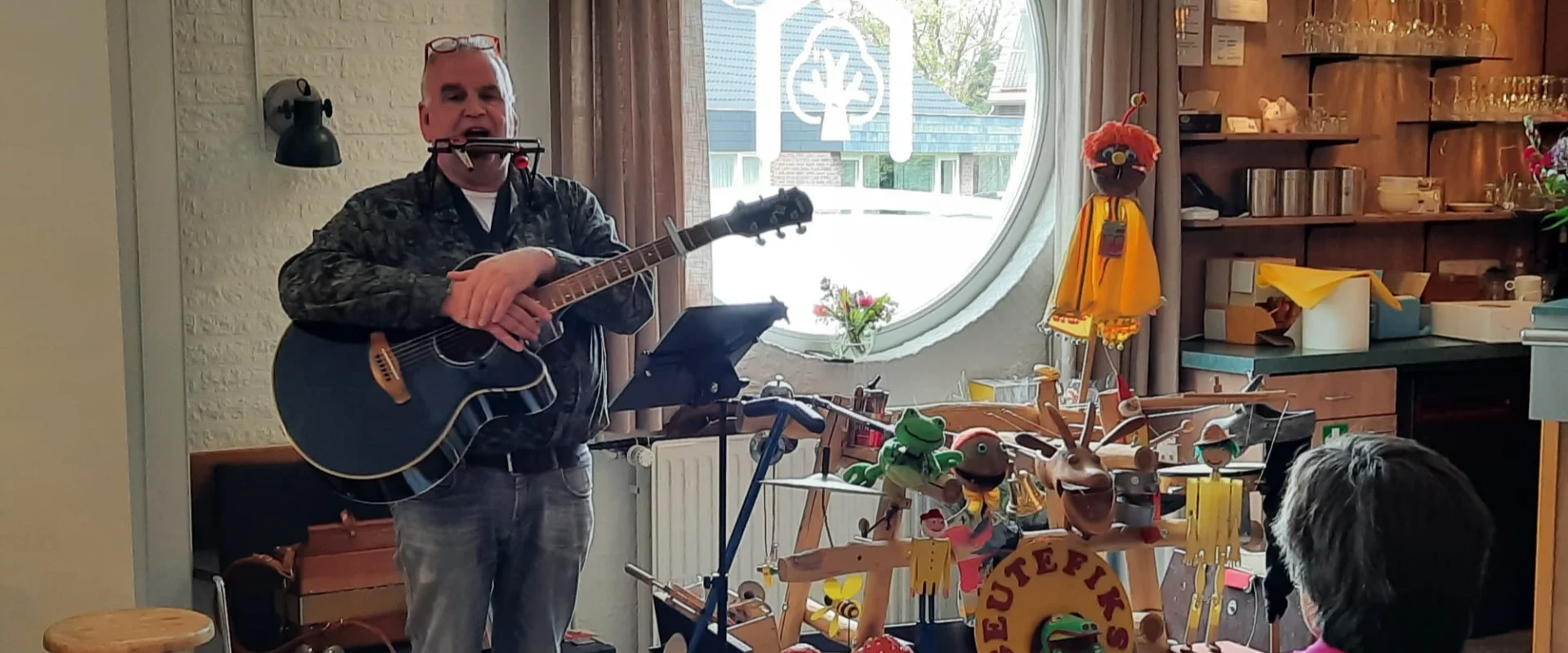 Vrijwilligers en gasten samen tijdens een ZON-dag