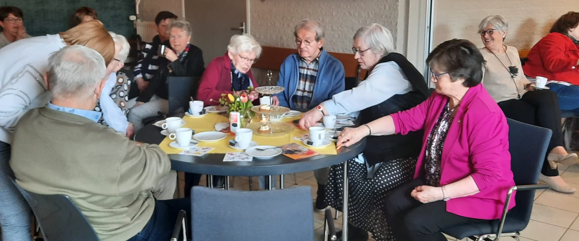Gasten en vrijwilligers samen aan tafel bij ZON
