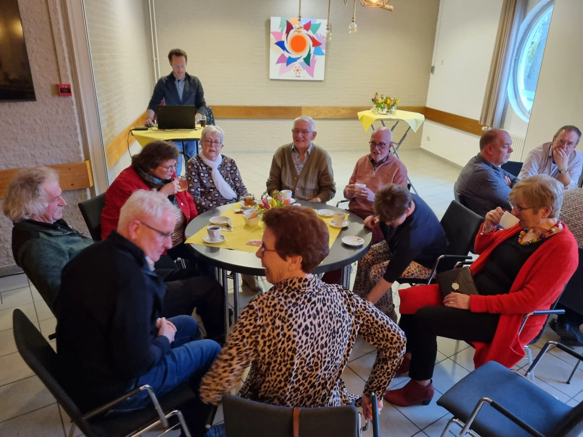 Bezoekers met koffie aan de gedekte tafel