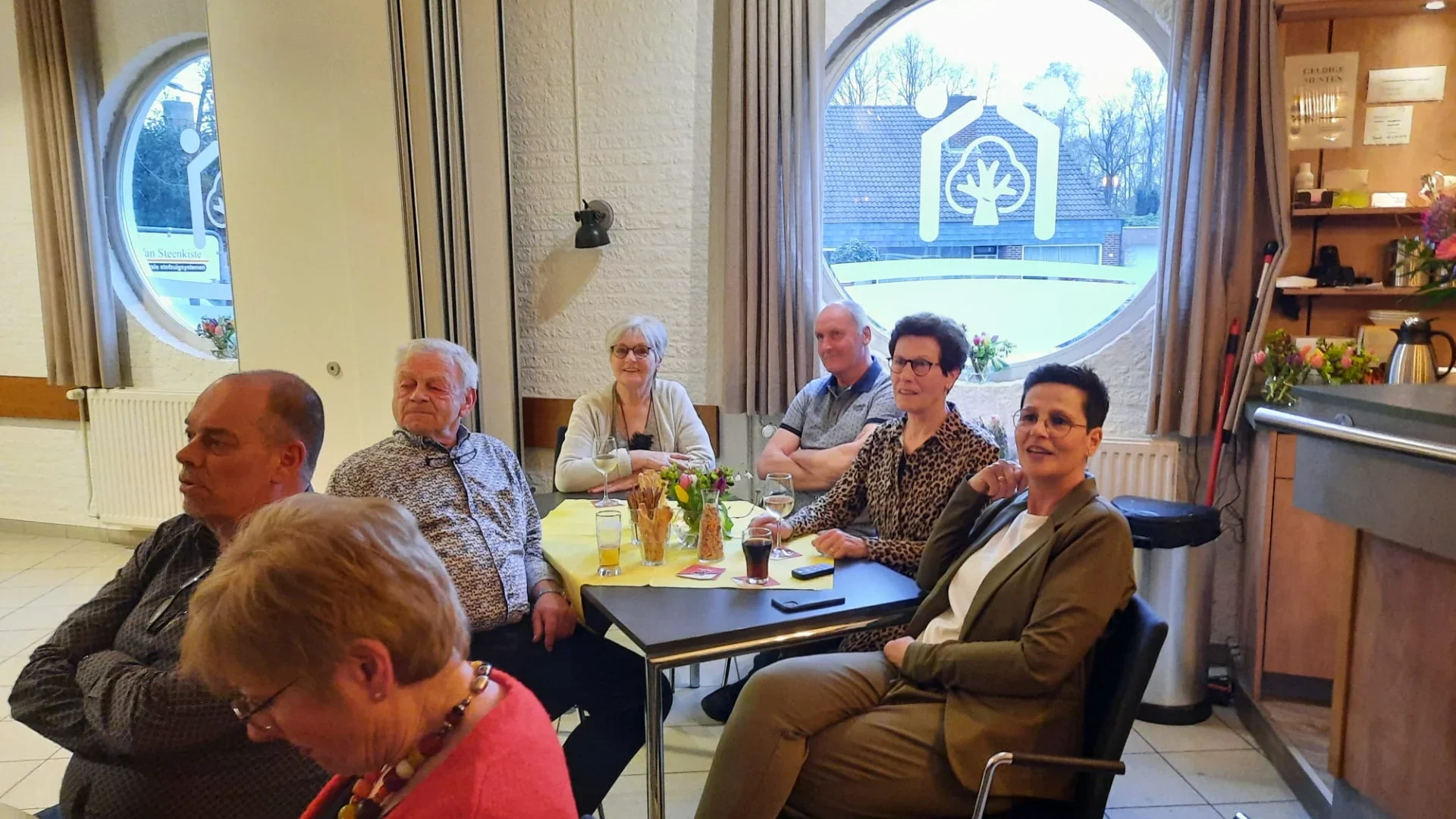 Bezoekers in gesprek tijdens een ZON-dag