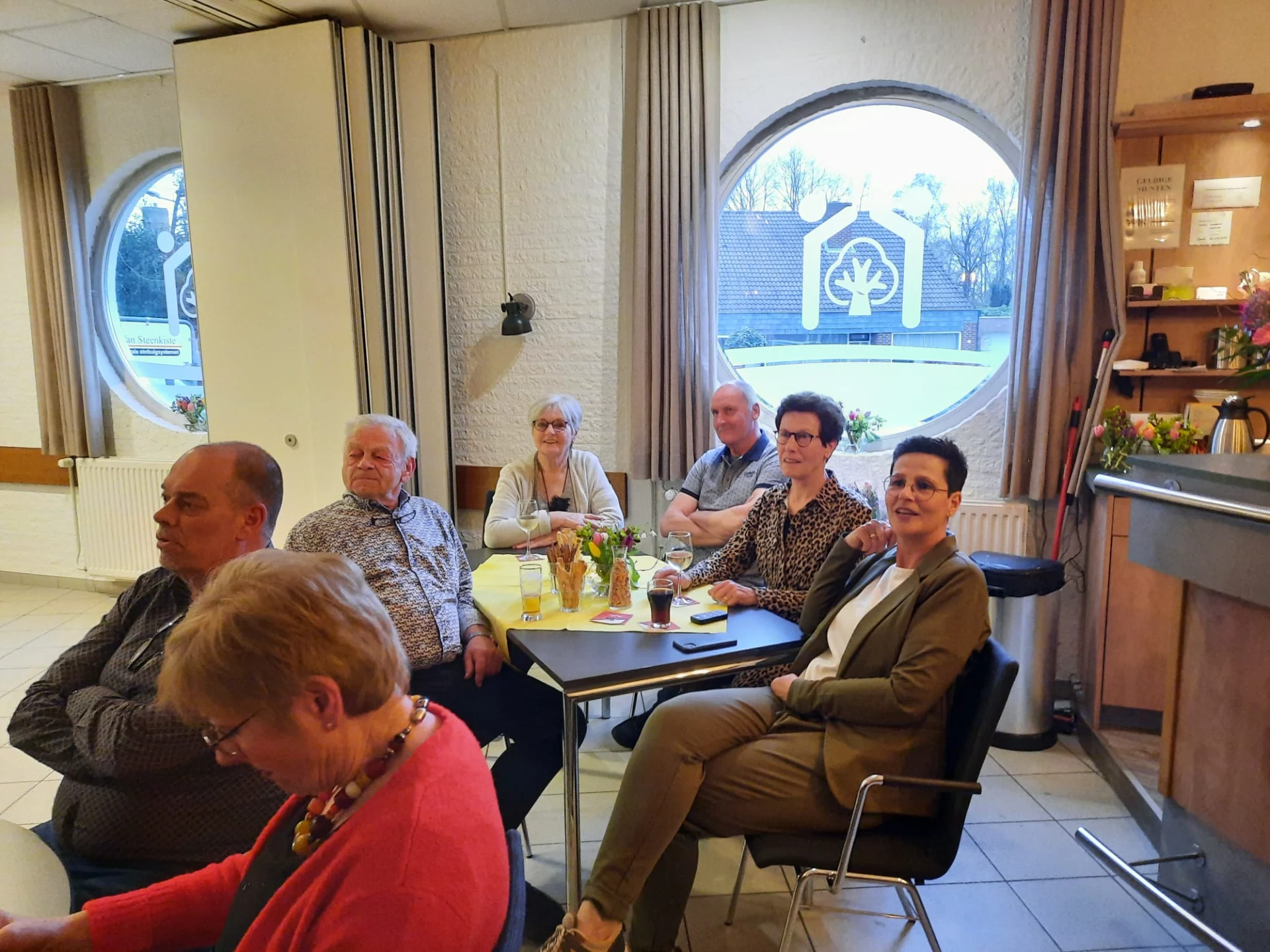 Bezoekers in gesprek tijdens een ZON-dag