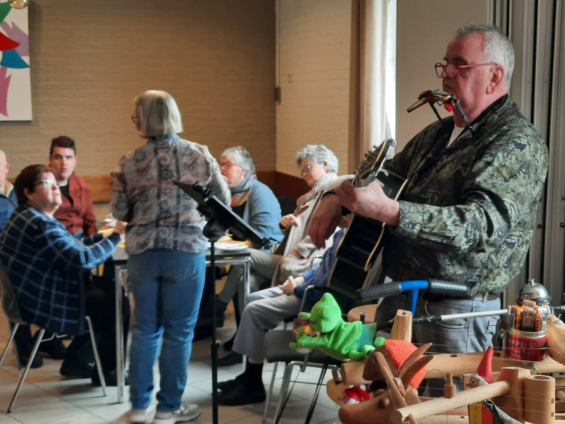 Vrijwilligers en gasten tijdens een activiteit
