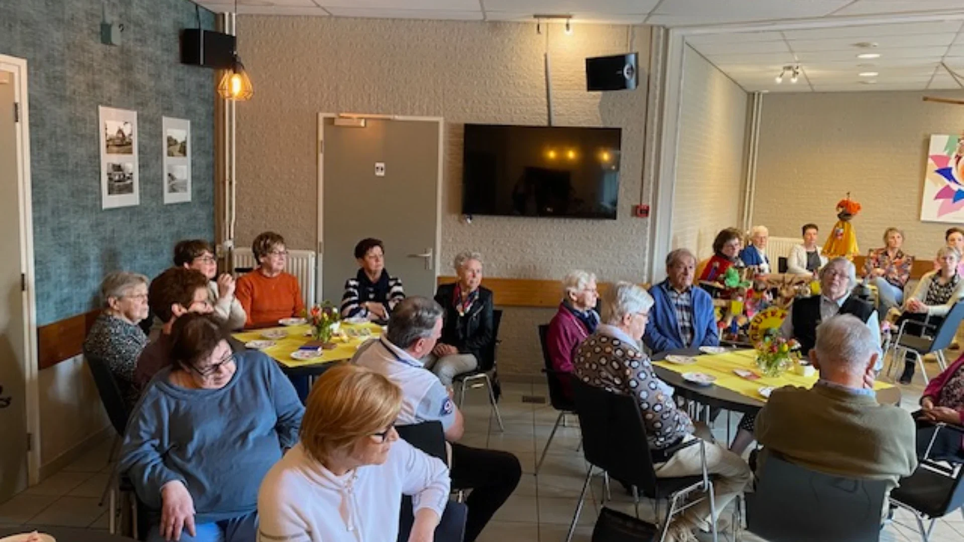 Gasten van ZON aan de koffietafel in de Pastoorshof