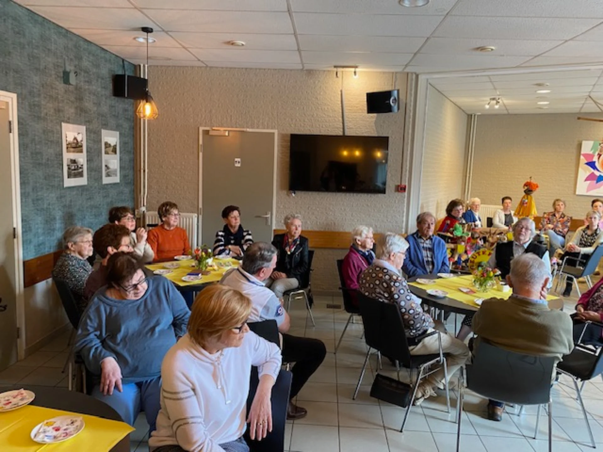Gasten van ZON aan de koffietafel in de Pastoorshof